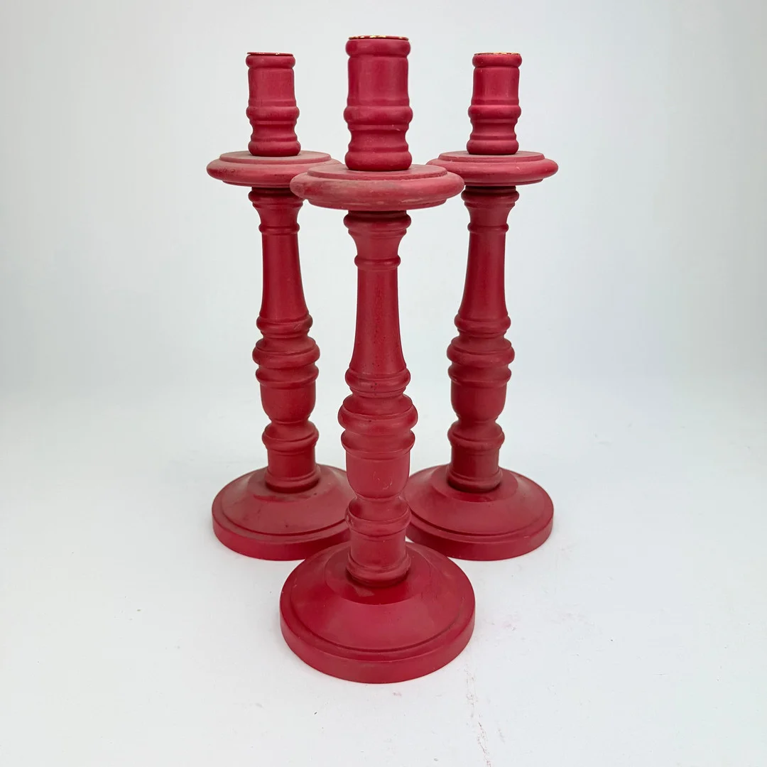 LJUSSTAKAR, 3 st, trä. — Candlesticks — Auktionshuset Thörner & Ek