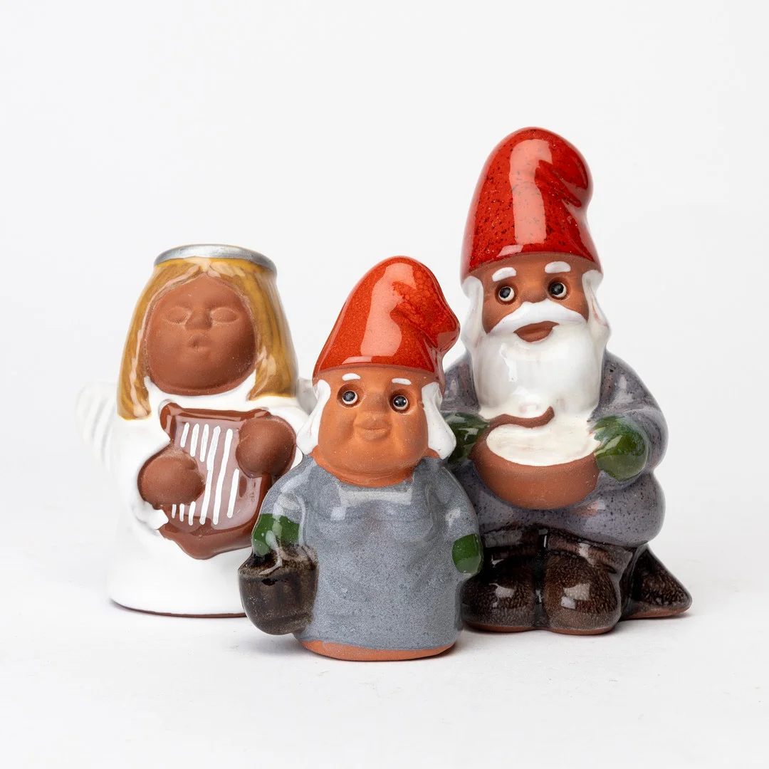 ROLF BERG. Figuriner, 3 st, glaserad keramik, Tomtar, 2 st samt Ängel, etikettmärkta, Torshälla. — European — Auktionshuset Kolonn