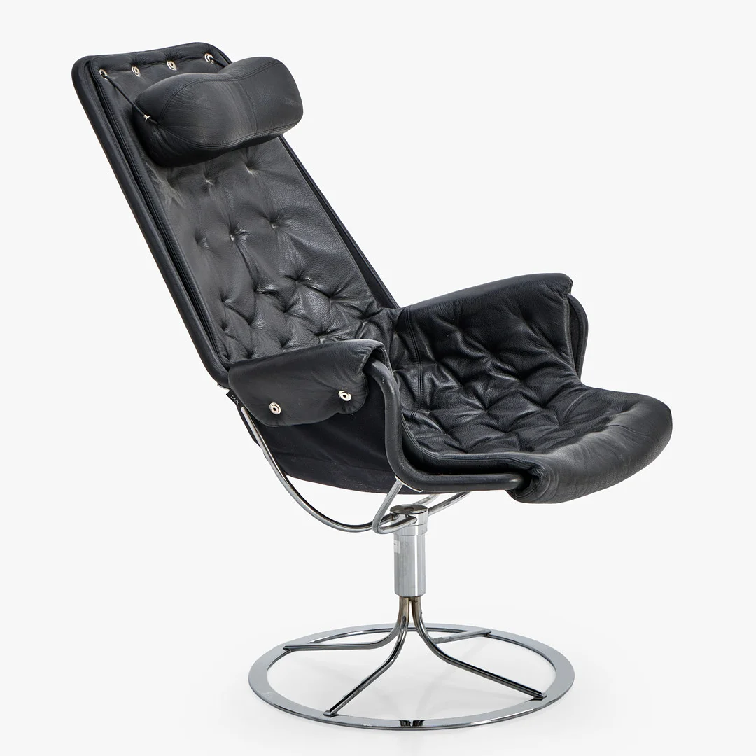 BRUNO MATHSSON (SVERIGE, 1907–1988). Fåtölj "Jetson", Dux. Svart läder. — Armchairs & Chairs — Crafoord Auktioner Stockholm