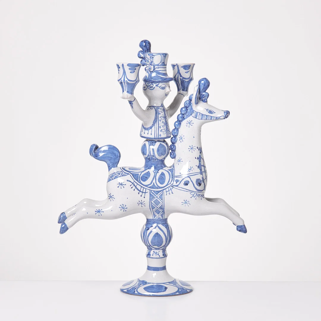 BJÖRN WIINBLAD, Ljusstake, för 3 ljus, fajans, i form av en ryttare till häst, Danmark. — Candlesticks — Stockholms Auktionsverk Sickla