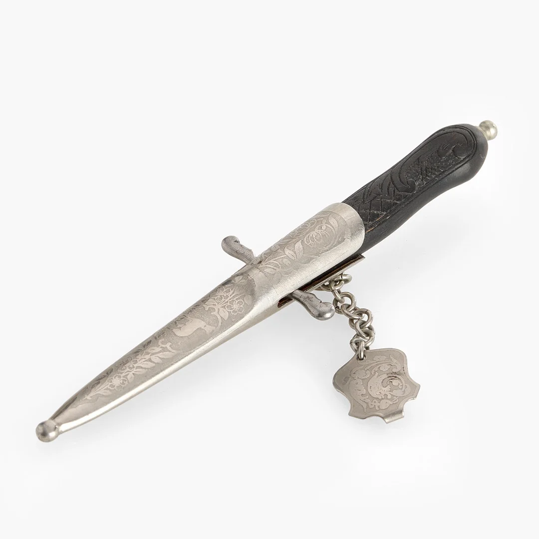C. W. DAHLGREN. KNIV, Eskilstuna, omkring år 1900. Förnicklad, handtag i skuren trä. — Edged weapons — Crafoord Auktioner Stockholm
