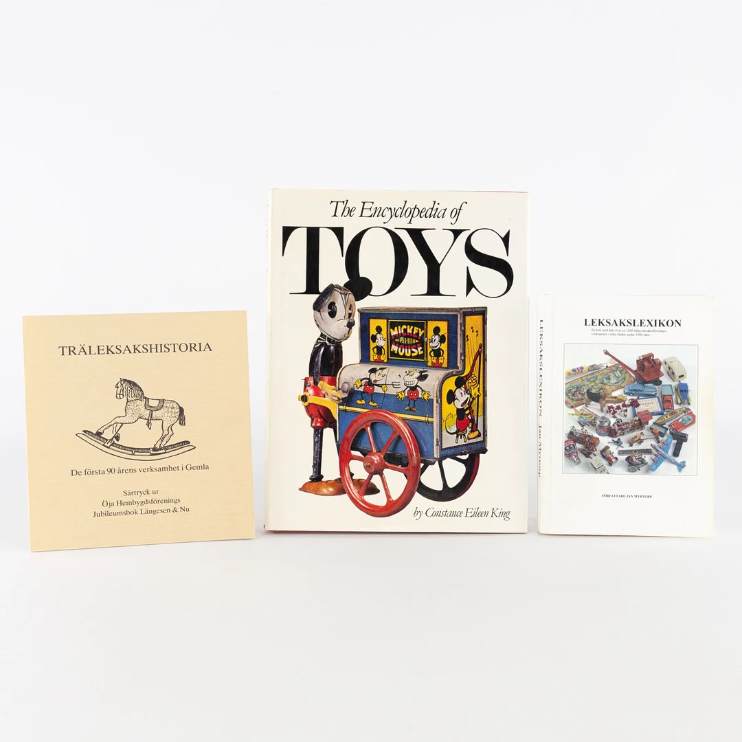BÖCKER OM LEKSAKER. 3 st, bl. a. "The encyclopedia of toys". — Autographs & Manuscripts — Karljohan Auktioner