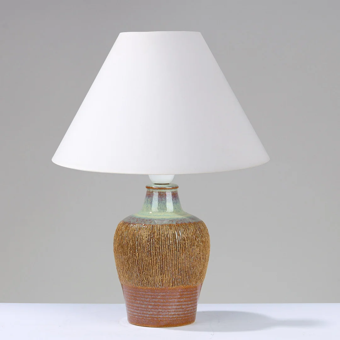 SØHOLM: Lille bordlampe af glaseret stentøj med håndindridsede furer, Bornholm, Danmark, 1950/60'erne. — Table Lamps — Palsgaard Kunstauktioner