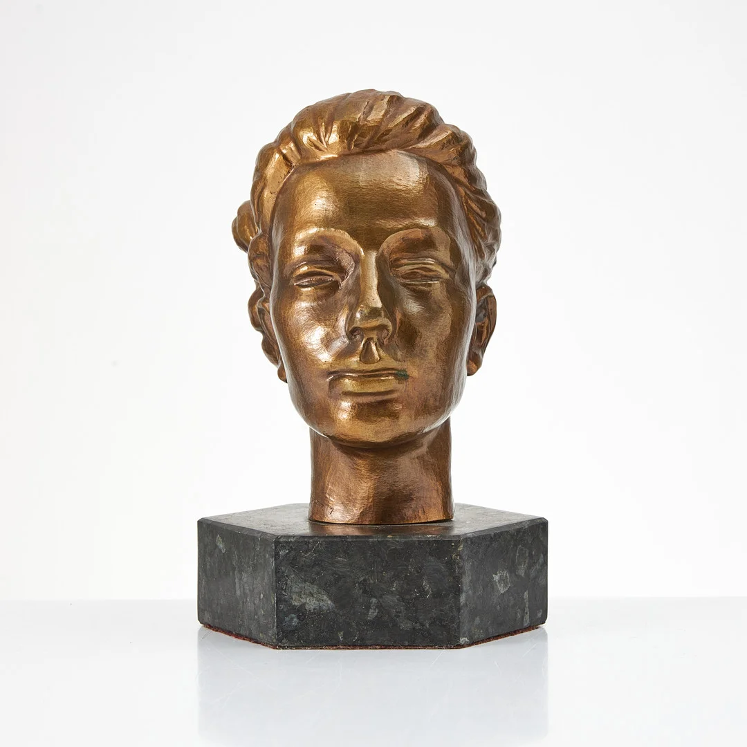 HELGE HÖGBOM. Kvinnohuvud, brons, monterad på hexagonal stensockel, signerad HW Högbom i godset. — Sculptures & Bronzes — Stockholms Auktionsverk Magasin 5
