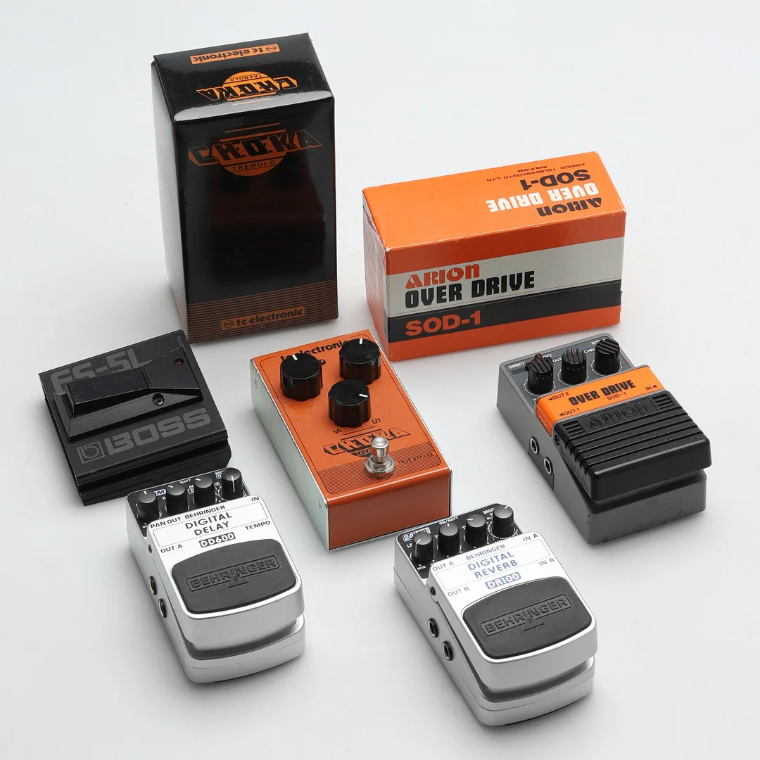 EFFEKTPEDALER, för elgitarr, 5 st, bl a Arion, TC Electronics. — Musical instruments — Crafoord Auktioner Malmö