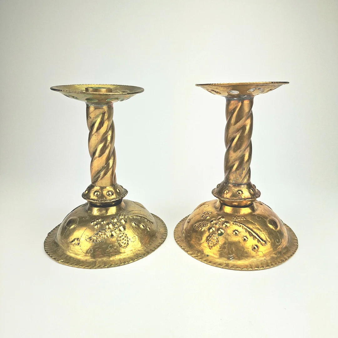LJUSSTAKAR, ett par, mässing, barockstil, FO Hector, Vadstena. — Candlesticks — Auktionshuset Thörner & Ek