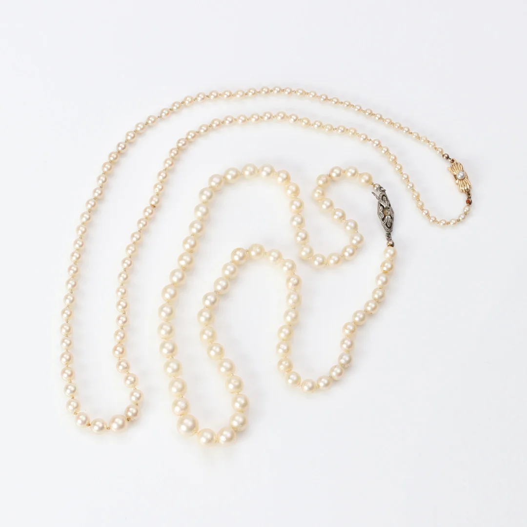 PÄRLCOLLIERER, TVÅ ST. Odlade pärlor, lås i 18k guld och i silver. — Necklace — Skånes Auktionsverk