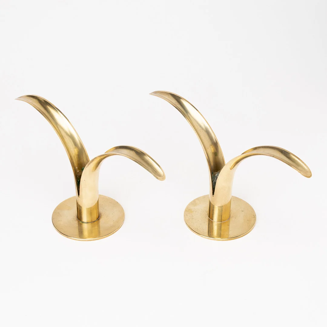 IVAR ÅLENIUS BJÖRK. Ljusstakar, ett par, mässing, "Liljan", stämpelmärkta, Ystad Metall. — Candlesticks — Auktionshuset Kolonn
