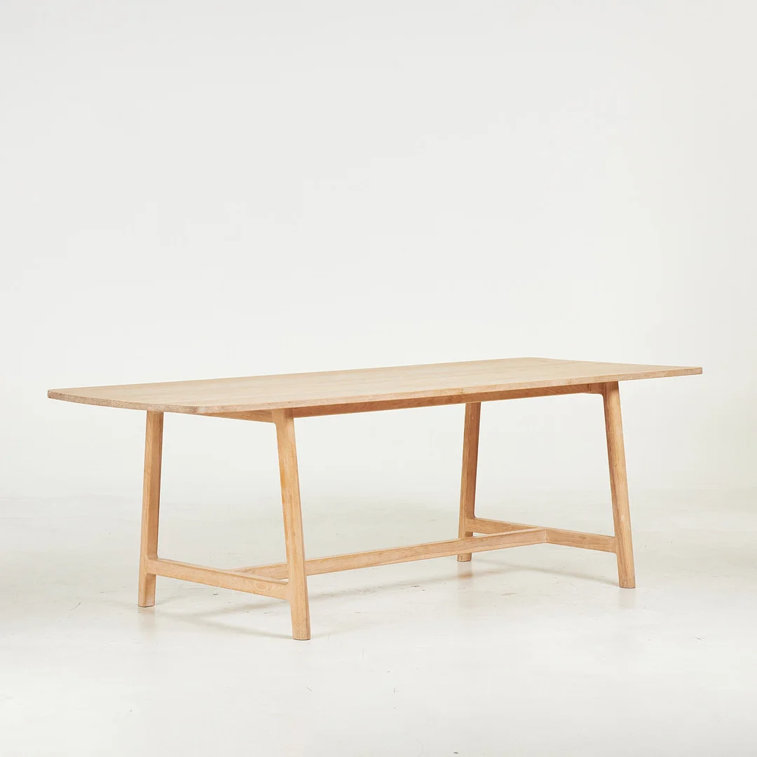 MATBORD. Beställningsarbete hos finsnickare, vitlaserad ask, utformad efter modellen "Frame", samtida. — Dining tables — Stockholms Auktionsverk Sickla