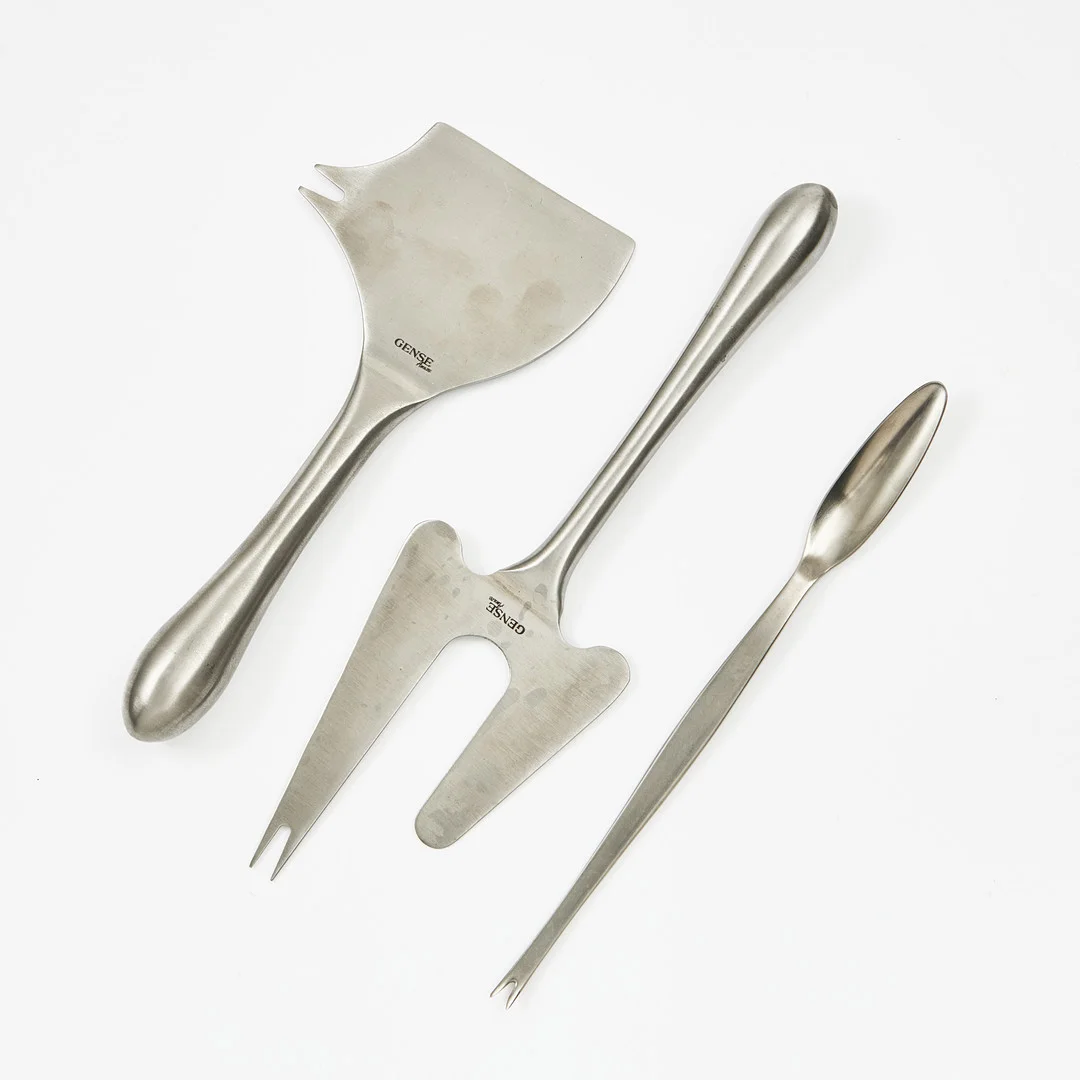 FOLKE ARSTRÖM och MATTIAS MIKAELSSON, skaldjursbestick och ostknivar. Rostfritt stål, Gense. — Other metals — Stockholms Auktionsverk Magasin 5