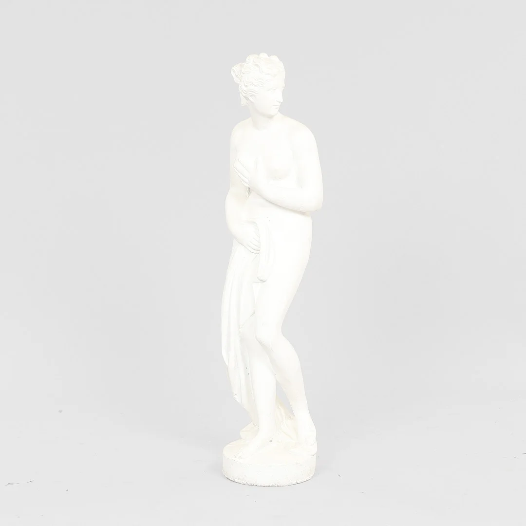 ANTONIO CANOVA (1757-1822). EFTER. Hvidmalet støbt cementfigur ´Venus Italica' / 'Paolina' h. 107 cm, 20 årh. — Sculptures & Bronzes — Palsgaard Kunstauktioner
