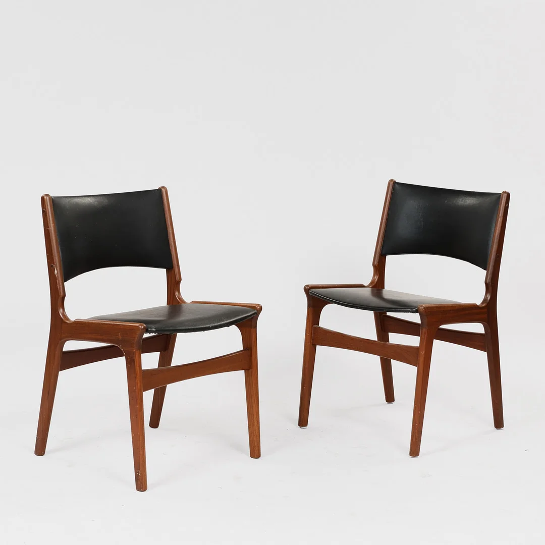 ERIK BUCH (1923–1982). Et par spisebordstole af teak, sæde og ryg betrukket med sort skai, Nova Stolefabrik, Danmark, 1960'erne, (2). — Armchairs & Chairs — Palsgaard Kunstauktioner