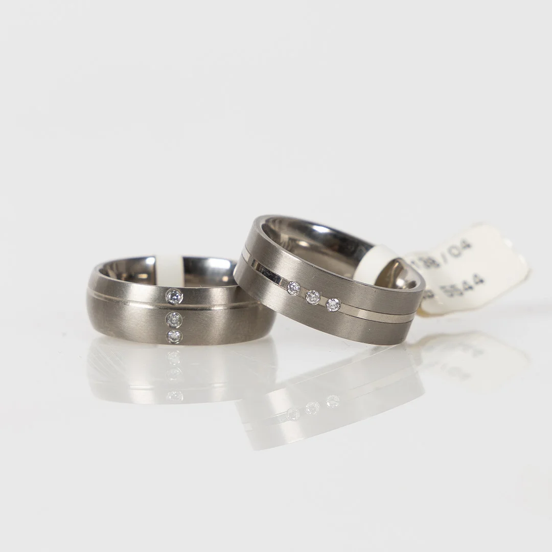 RINGAR, 2 st, titan och diamanter. — Rings — Stockholms Auktionsverk Helsingborg