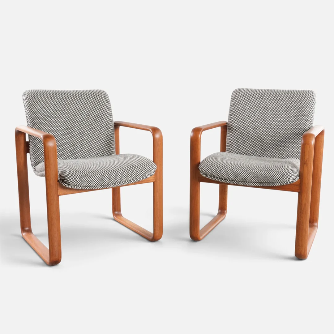 RUD THYGESEN & JOHNNY SØRENSEN. Et par armstole med stel af teak med medeben, betrukket med ternet uld. Udført hos Magnus Olesen. Danmark, 1960-70'erne (2). — Armchairs & Chairs — Woxholt Auktionshus