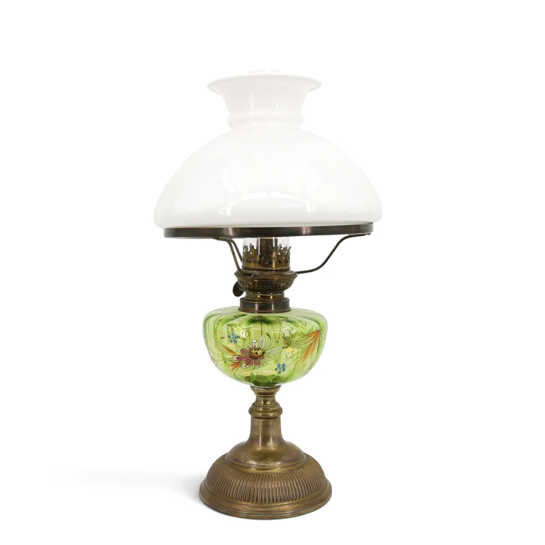 BORDSFOTOGENLAMPA, fot av mässing, behållare av bemålat grönt glas, skärm av opalglas, 1900-tal. — Other lighting — Höganäs Auktionsverk