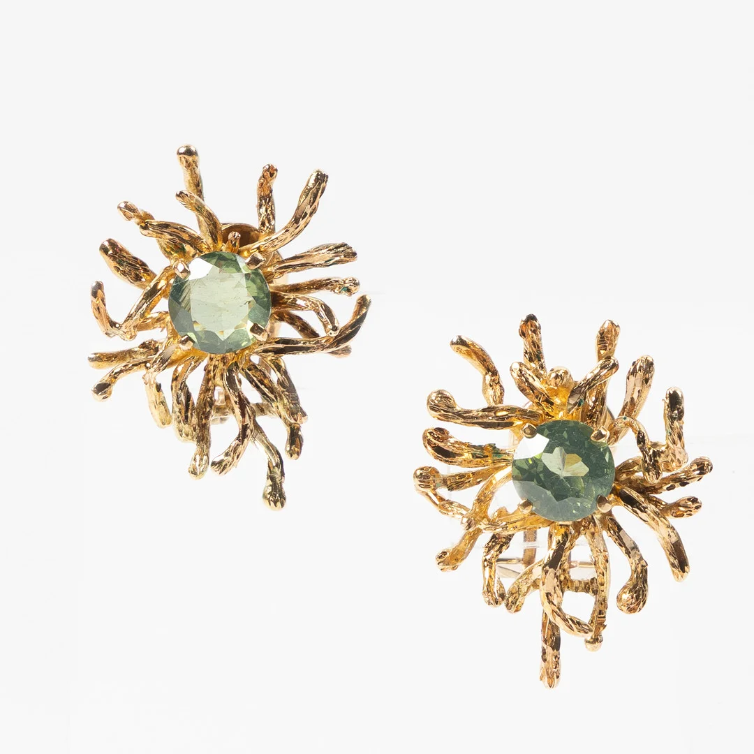 ÖRHÄNGEN, 14K guld med fasettslipade krysoberyller. — Earrings — Stockholms Auktionsverk Helsingborg