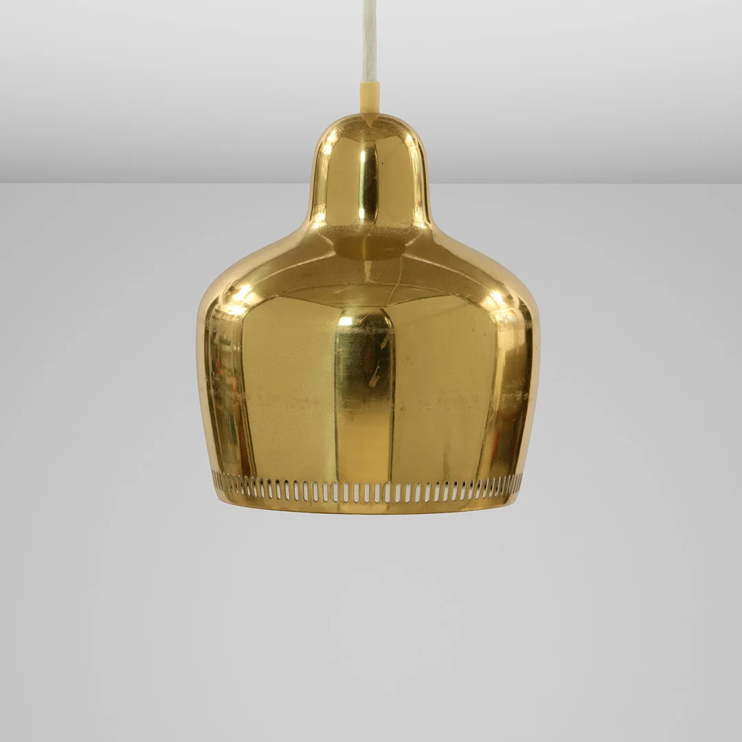 ALVAR AALTO (1898–1976). "Golden Bell" loftslampe/pendel af messing, model nr. A330S, Artek, FInland, formgivet 1937. — Ceiling lights — Palsgaard Kunstauktioner