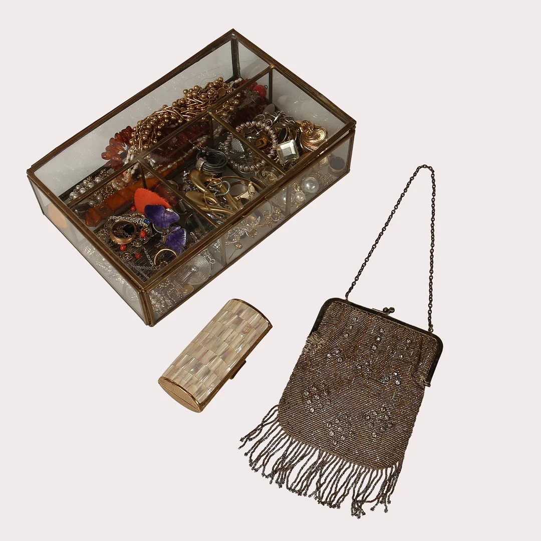 PARTI BIJOUTERIER I GLASMONTER. — Costume Jewellery — Limhamns Auktionsbyrå
