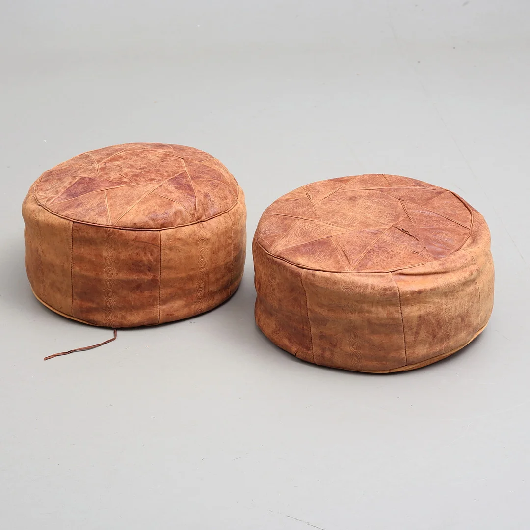 SITTPUFF, 2 st, läder, 1900-talets senare del. — Other — Auktionshuset Thelin & Johansson