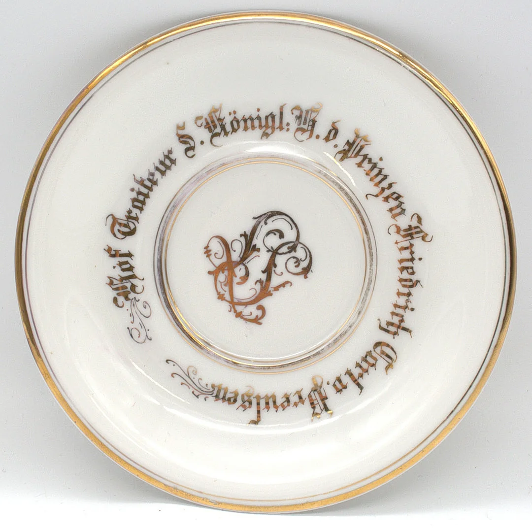 PORZELLAN SCHALE MIT AUFSCHRIFT: HOF TRAITEUR DES KÖNIGLICHEN PRINZEN FRIEDRICH CARL V. PREUSSEN. — European — Kunst- und Auktionshaus Kleinhenz