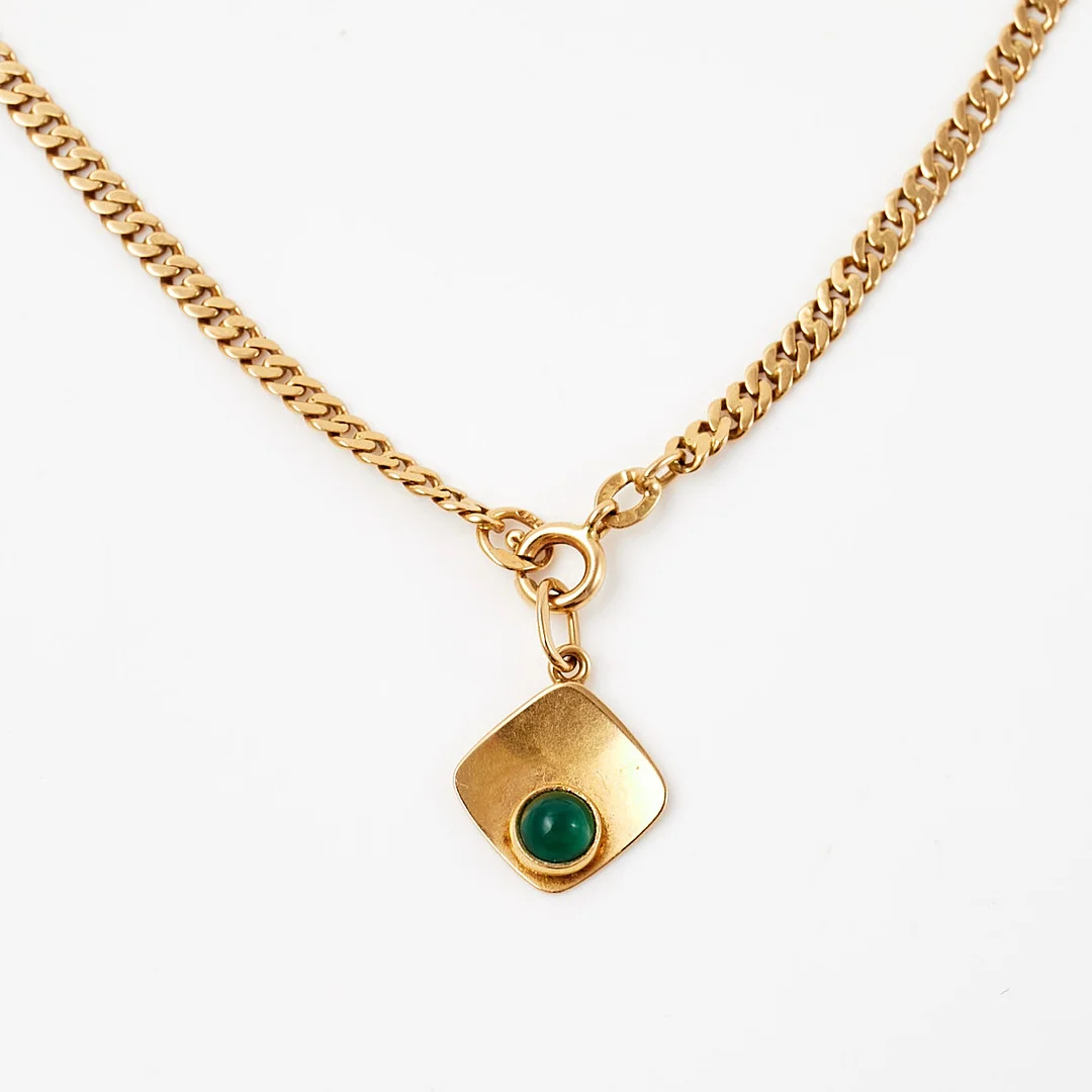 COLLIER, 18 k guld, hänge med dekor av grönt glas, Guldvaruhuset Aktiebolag, Stockholm, 1957. — Necklace — Stockholms Auktionsverk Sickla