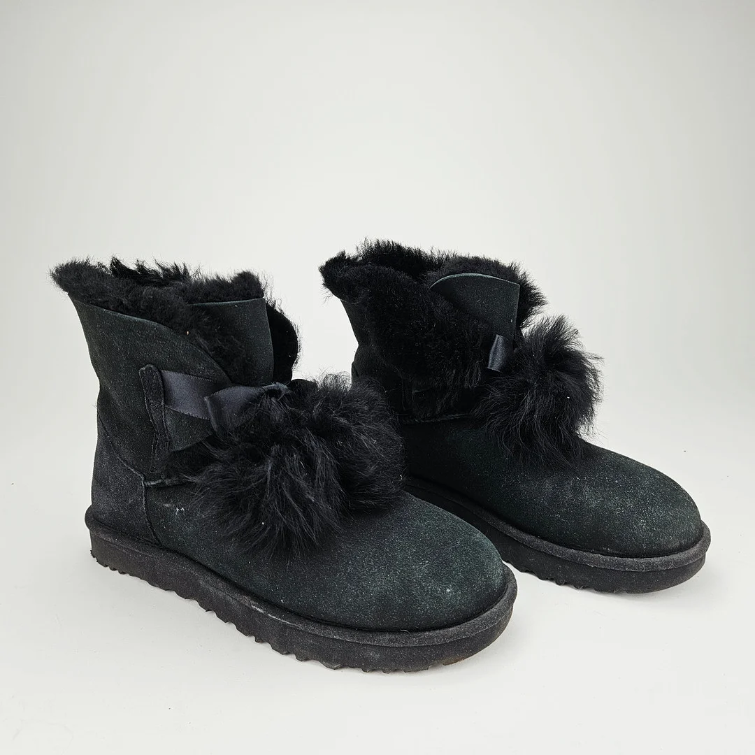 UGGS. Skor. Storlek EU 41. — Vintage & Designer Fashion — Auktionshuset Thörner & Ek