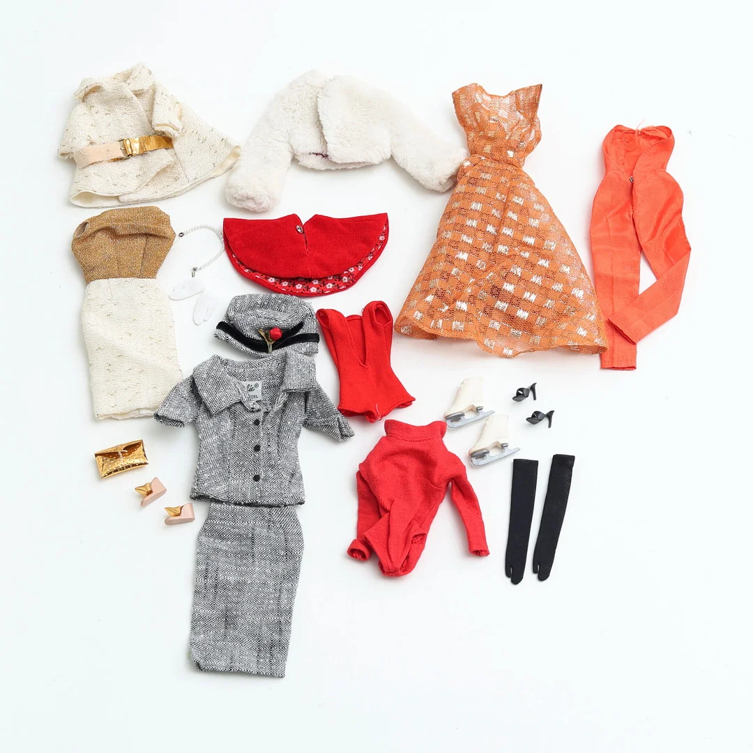 BARBIE outfits 4 st, Mattel Inc 1960-tal. — Dolls & Teddybears — Auktionshuset Thelin & Johansson
