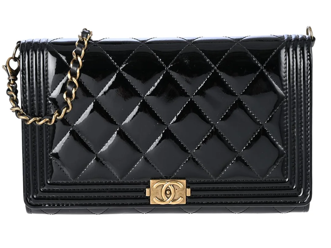 CHANEL, VÄSKA, Boy Wallet On Chain, svart patent quiltat läder, guldfärgade beslag, 19x11x2,5 cm, hologrammärkt 21583692, år 2015-2016, inner pochette, svart läder, 13,5x9 cm, avtagbar kedja, care booklet, cert, dustbag, originalkartong. Excellent Condition. — Accessoarer/Väskor — Kaplans