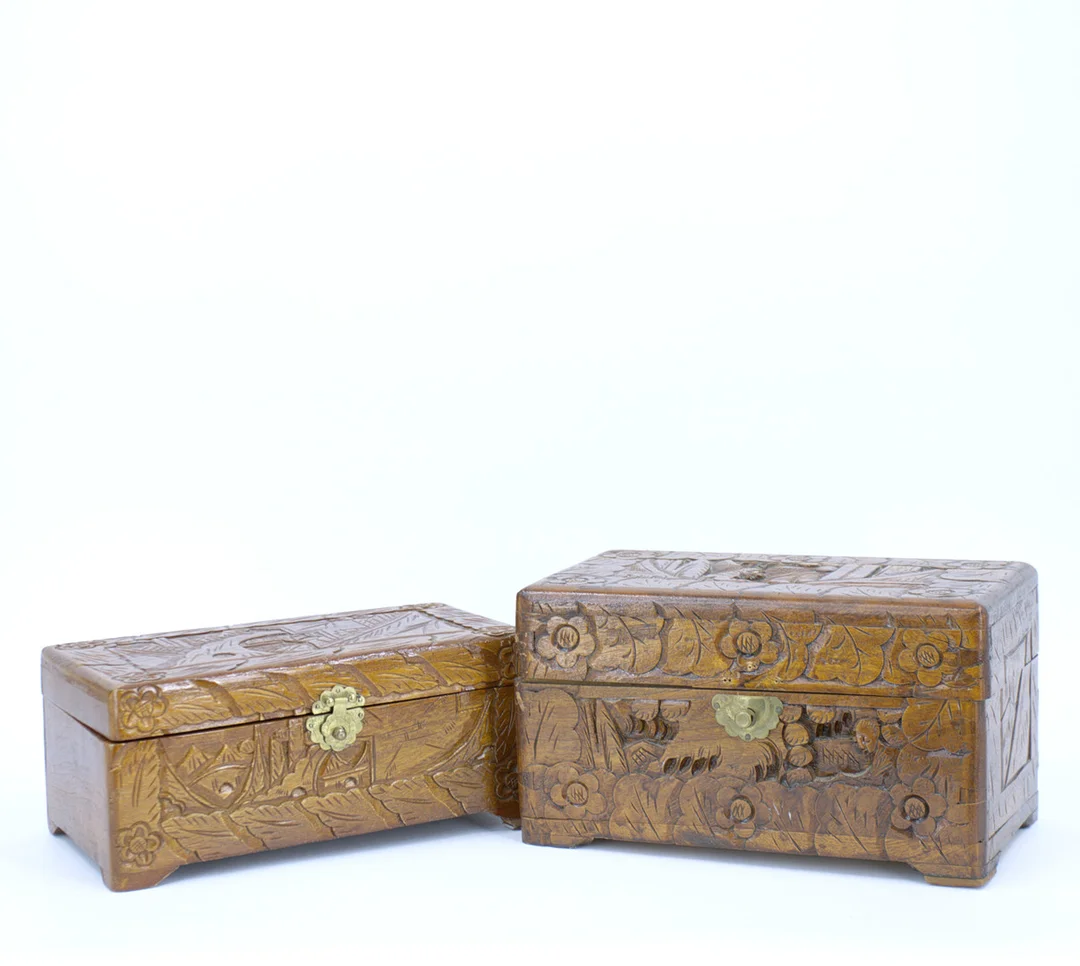KAMFERSKRIN, 2 st. skuret mönster, mässingslås, Kina. — Wood — Höganäs Auktionsverk