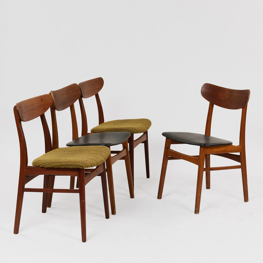 DANSK MØBELDESIGN: En samling på fire stole af teak og egetræ, Danmark, ca. 1960'erne, (4). — Armchairs & Chairs — Palsgaard Kunstauktioner