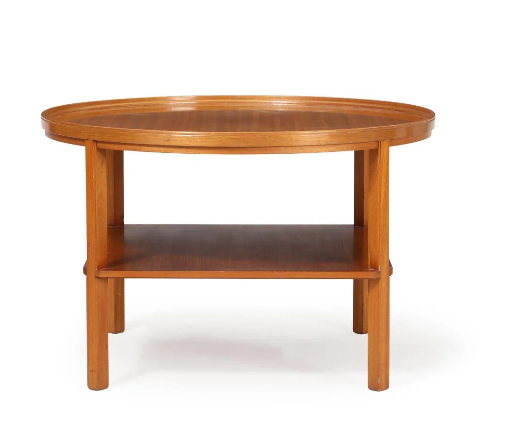 Kaare Klint: Circular mahogany coffee table with slightly raised edge and underlaying shelf. — Modern Furniture — Bruun Rasmussen