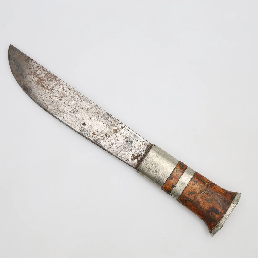 KNIV, Monogramsignerad "J.H" samt daterar 1899. — Edged weapons — Borås Auktionshall