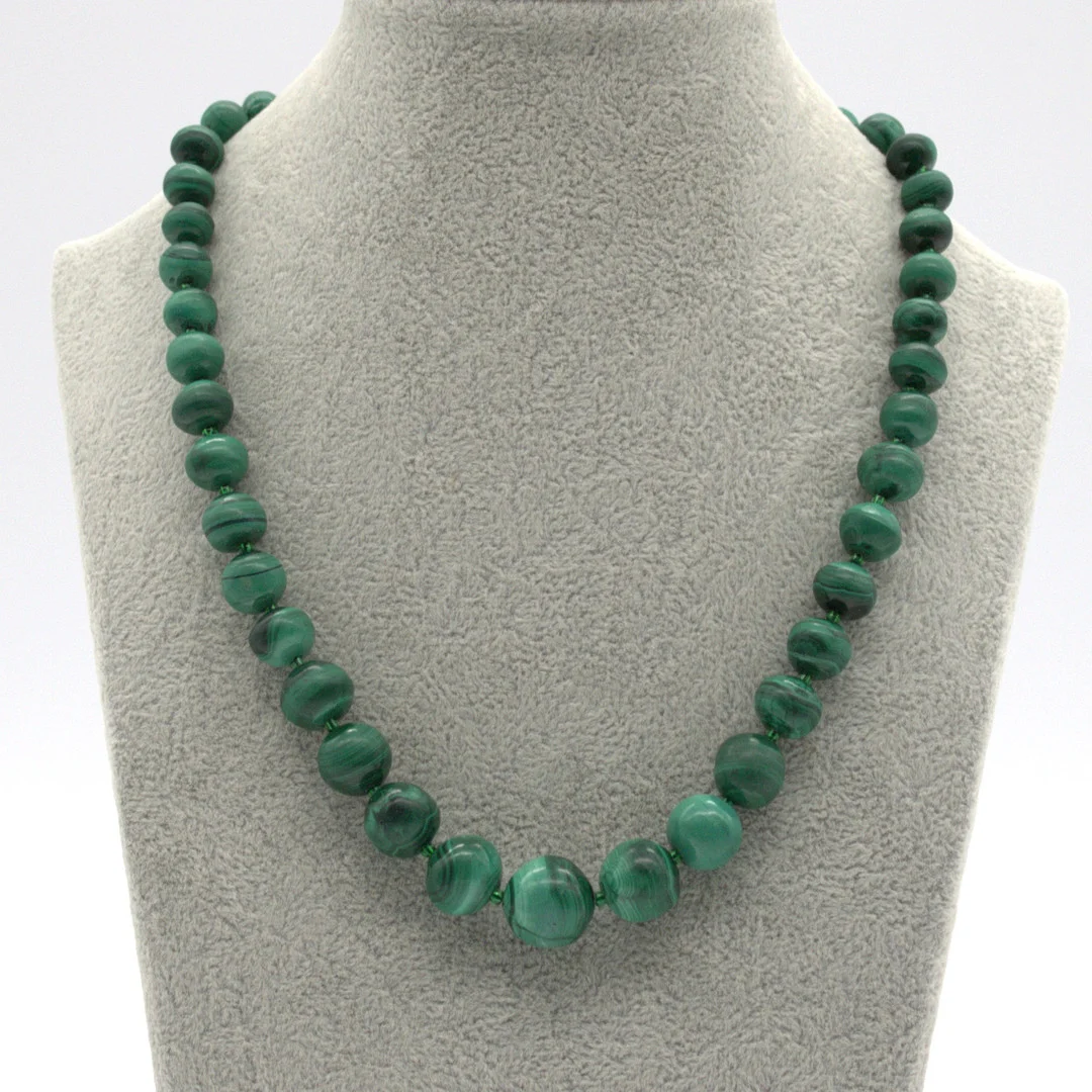 MALACHIT COLLIER IN HANDARBEIT MIT EINZELN GEKNÜPFTEN KUGELN. — Necklace — Kunst- und Auktionshaus Kleinhenz