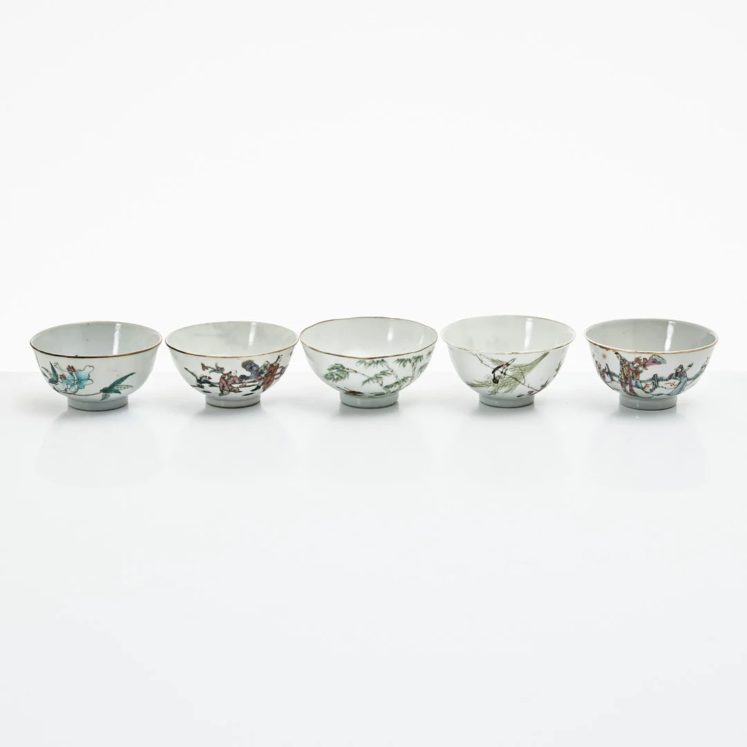 SKÅLAR, 5 st., porslin, Kina, 18- och 1900-tal, varierande dekor i emaljfärger och järnoxid, märkta med bland annat sigillstämpel. — Ceramics & Porcelain — Stockholms Auktionsverk Magasin 5