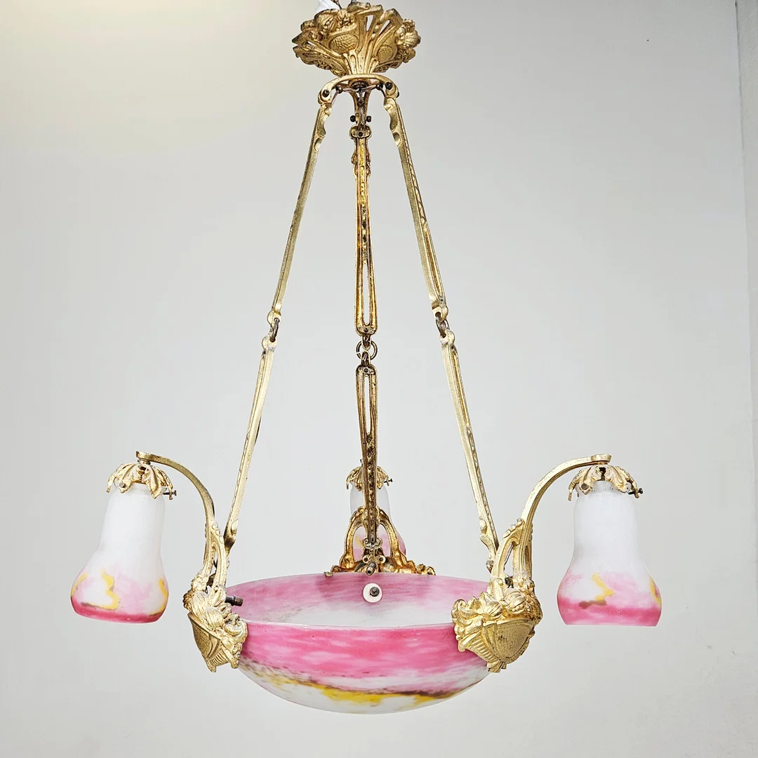 MULLER FRÈRES. Taklampa, mässing och glas, Art nouveau, Lunéville, Frankrike, höjd ca. 80 cm. — Ceiling lights — Auktionshuset Thörner & Ek