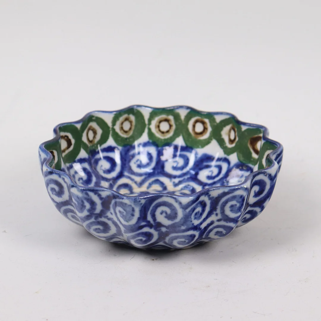 SKÅL, Kina, krysantemumform med polykrom underglasyr, 1800/1900-tal. — Ceramics & Porcelain — Markus Auktioner
