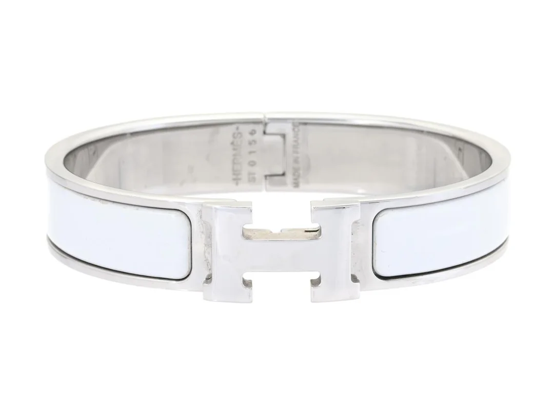 HERMÈS, ARMRING, Clic Clac H Bracelet, vit emalj, silverfärgade beslag, bredd 1 cm, diameter 5 cm, smyckespåse, originalask. Very Good Condition. — Smycken/Armring — Kaplans
