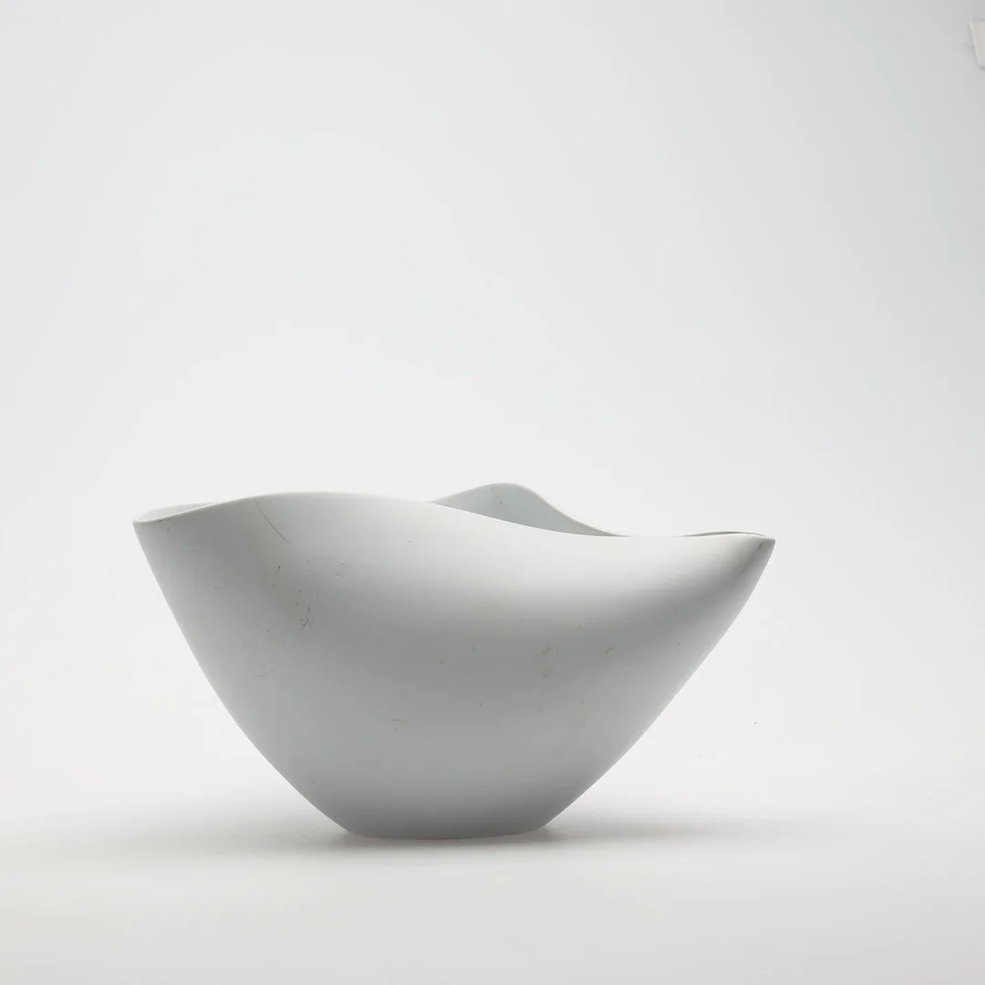 STIG LINDBERG. Skål, "Veckla", Carrara, Gustavsberg. — European — Höörs Auktionshall