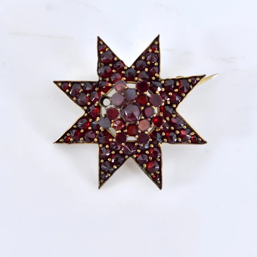BROSCH, med granater, förgylld metall. — Brooches & Pendants — Halmstads Auktionskammare