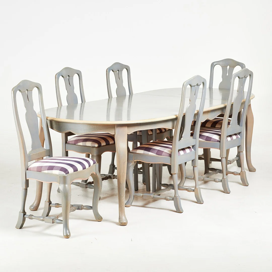 MATGRUPP. 7 dlr, 6 stolar, 2 iläggsskivor, laserad, lackad, konturerad sarg, svängda ben, rutig textilklädsel. — Dining room furniture — Stockholms Auktionsverk Sickla