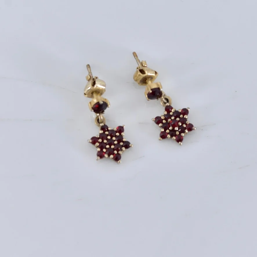 ÖRHÄNGEN, med granater, förgyllt silver, Heribert Engelbert, Stockholm. — Earrings — Halmstads Auktionskammare
