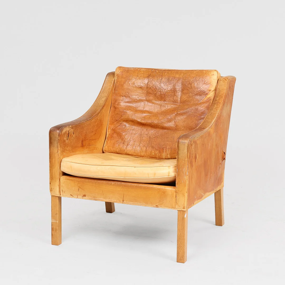 BØRGE MOGENSEN. Fredericia Stolefabrik. Lænestol model 2207 betrukket med naturlæder, ben af eg. — Armchairs & Chairs — Palsgaard Kunstauktioner