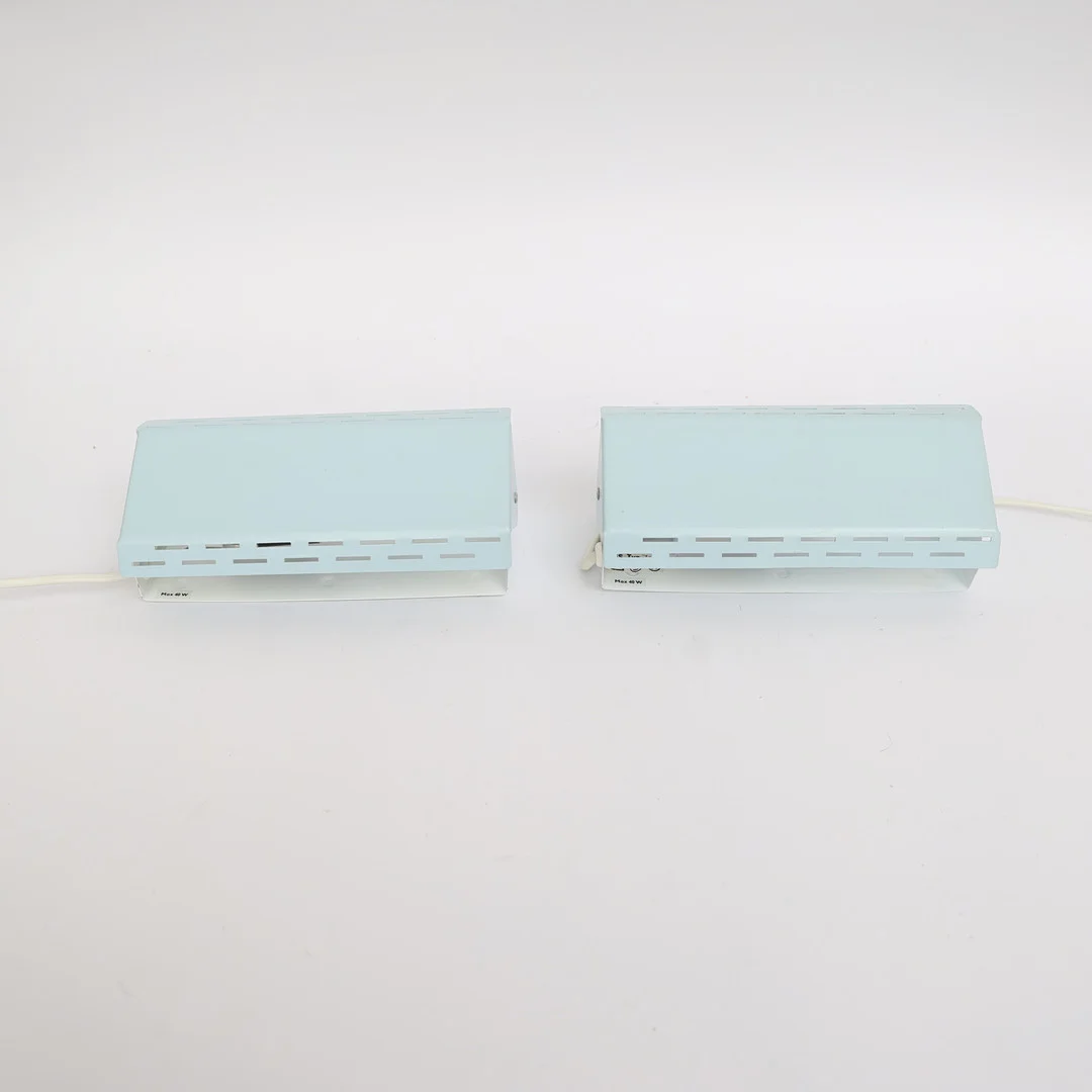 VÄGGLAMPOR ETT PAR, GIS typ, 1970-tal, bemålad metall. — Wall Lights — Falun Auktionsbyrå