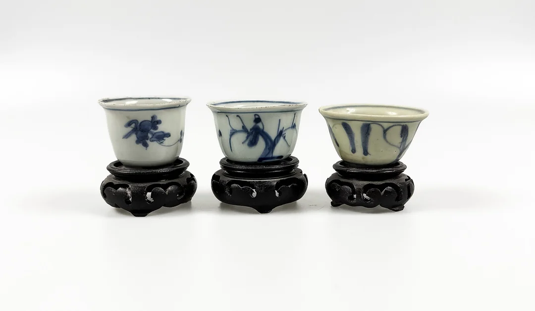 BÄGARE, 3 st, porslin, Ming, Kina, 1573-1619. — Ceramics & Porcelain — Auktionshuset STO Bohuslän