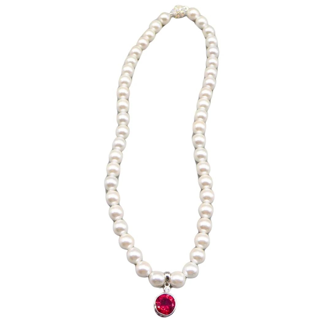 PERLENKETTE MIT MAGNETVERSCHLUSS MIT EINEM ANHÄNGER AUS 925ER SILBER UND NATÜRLICHEM RUBIN. — Necklace — Auktionshaus Stuber's Hammerschlag