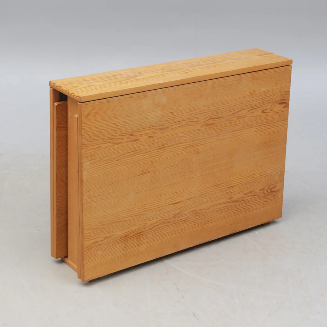 GÖRAN STRAND. SLAGBORD "Kungsbacka" furu, tillverkat i Leångs Möbelfabrik i Bengtsfors, signerat, 1960-tal. — Tables — Kalmar Auktionsverk