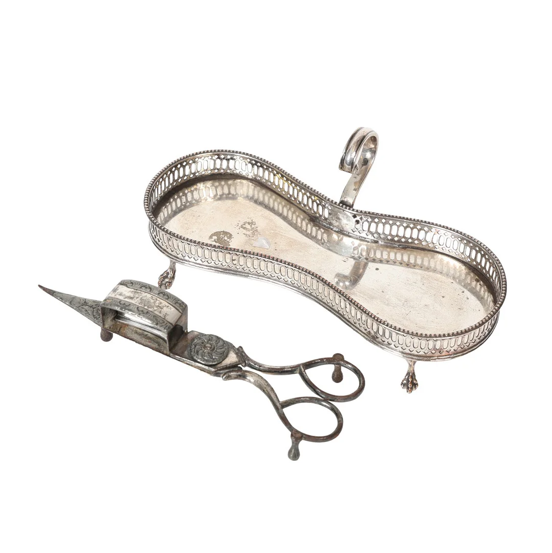 A PAIR OF 19TH CENTURY SHEFFIELD PLATE CANDLE SNUFFERS TOGETHER WITH A TRAY (2). — Silver — Bishop & Miller