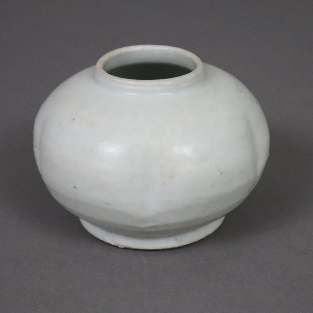 KLEINER SCHULTERTOPF, CHINA, PORZELLANSCHERBEN MIT WEISSER GLASUR. — Ceramics & Porcelain — Auktionshaus Blank