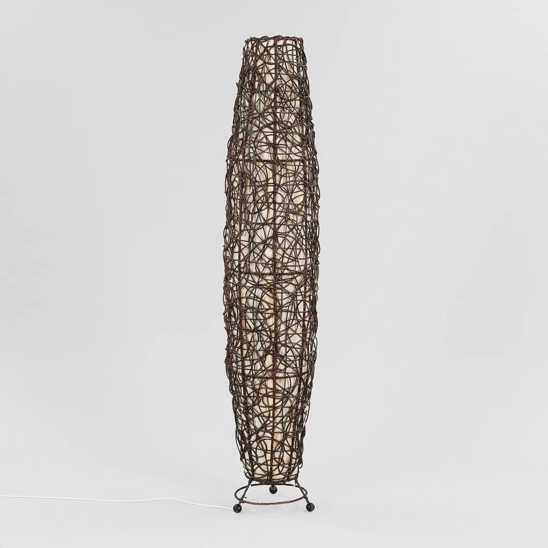 Høj, torpedoformet gulvlampe på tre kuglerunde fødder, korpus beviklet med mørke naturfibre, inderskærm af lyst tekstil, 1990/00'erne. — Floor lights — Palsgaard Kunstauktioner