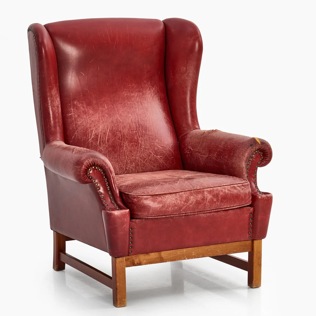 RAGNAR HELSÉN. Fåtölj, "Oxford", modellnummer 3543, Firma Svenskt Tenn, klädd i rött läder, brunbetsad benstomme i trä. — Armchairs & Chairs — Crafoord Auktioner Stockholm